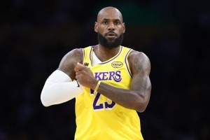 詹姆斯连续144场季后赛得分上双，NBA历史第五长纪录